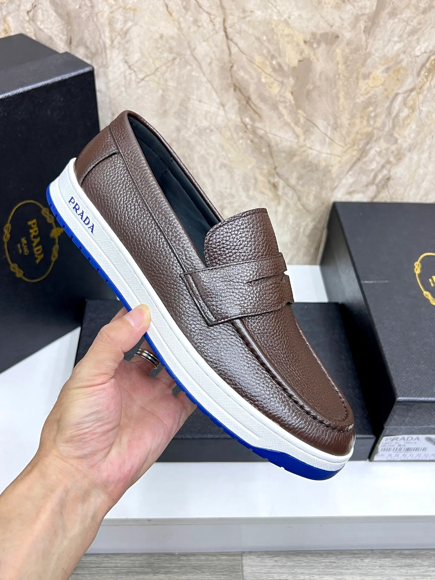 💰620 Prada classic men’s lace-up casual shoes｜Imported cowhide upper｜Layered stitching design on the upper Lightweight and breathable｜Soft and comfortable｜PRADA letters on the side｜Distinctive sporty style Showing the brand style｜Lightweight embossed rubber sole｜With cowhide foot pad lining｜Excellent foot feel Fashionable and elegant｜Size: 38-44 (customized at 45)